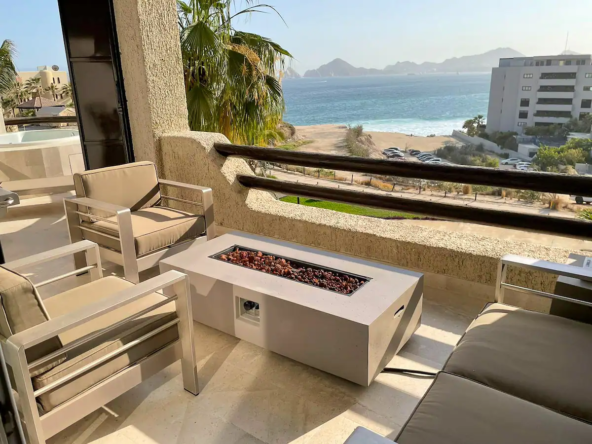 This Modern LA design Condo is full of amazing amenities! There is a private jacuzzi, BBQ and fire pit on the balcony with an amazing view of the famous Cabo Arch. . Additionally you have 2 pools, 2 beaches and 5 resturants to choose from. The space Enjoy the large balcony with dining tables and relax chairs. 2 seperate kitchen, BBQ, jacuzzi, fire pit, two 60 inch tvs, Netflix. 3 American Queen seize beds and 1 sleeping couch and a murphy bed. The perfect place for up to 10 people. You will have private parking and 24/7 security. Guest access the whole condo, 2 pools, 2 beaches, Other things to note room service for breakfast, lunch and dinner available.